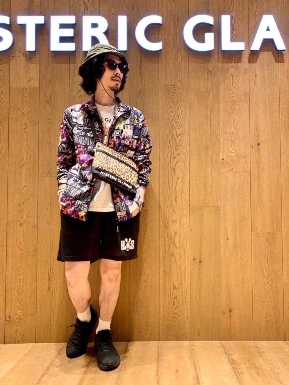 「Tシャツ、ハーフパンツ、ナイロンジャケット、Hysteric Glamour、夏コーデ、サファリハット、ヒステリックグラマー、アウトドアコーデ、サコッシュ、フェスコーデ」｜「HYSTERIC GLAMOURのCORDURA サコッシュ（ショルダーバッグ、その他）」を使った、ikechanさん（メンズ・171cm）の夏コーディネートの1枚目の写真