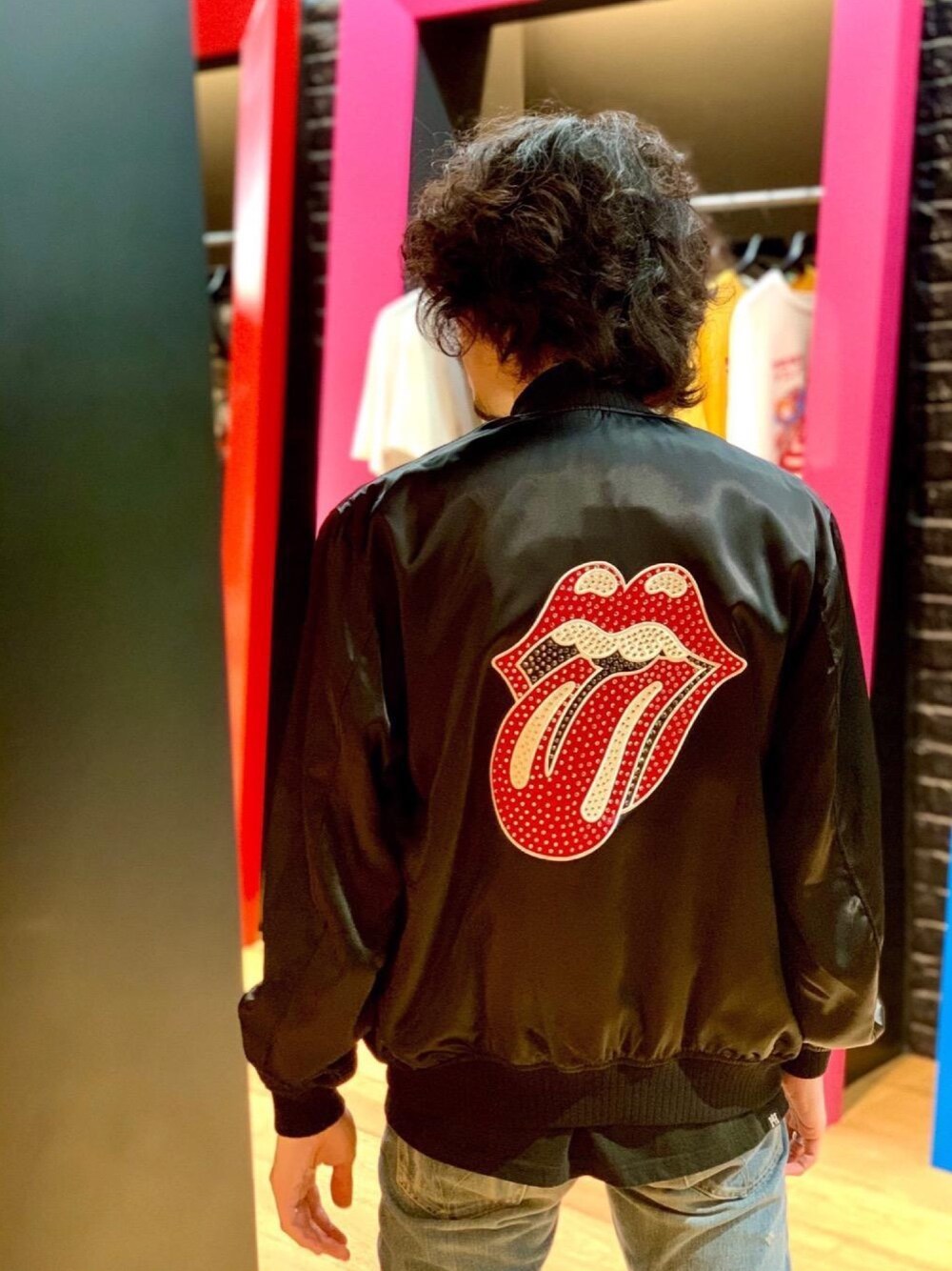 「デニム、Hysteric Glamour、スーベニアジャケット、ヒステリックグラマー、秋コーデ、THE ROLLING STONES、ロックコーデ、thee hysteric xxx」｜「HYSTERIC GLAMOURのSP加工デニム スリムストレートPT（デニムパンツ、ブルー系）」を使った、ikechanさん（メンズ・171cm）の夏コーディネートの1枚目の写真