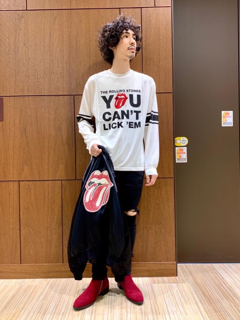 「ブーツ、ロンT、Hysteric Glamour、スーベニアジャケット、黒スキニー、ヒステリックグラマー、秋コーデ、THE ROLLING STONES、ロックコーデ、thee hysteric xxx」｜「HYSTERIC GLAMOURのサイドジップスリム ブーツ（ブーツ、ブラウン系）」を使った、ikechanさん（メンズ・171cm）の秋コーディネートの1枚目の写真