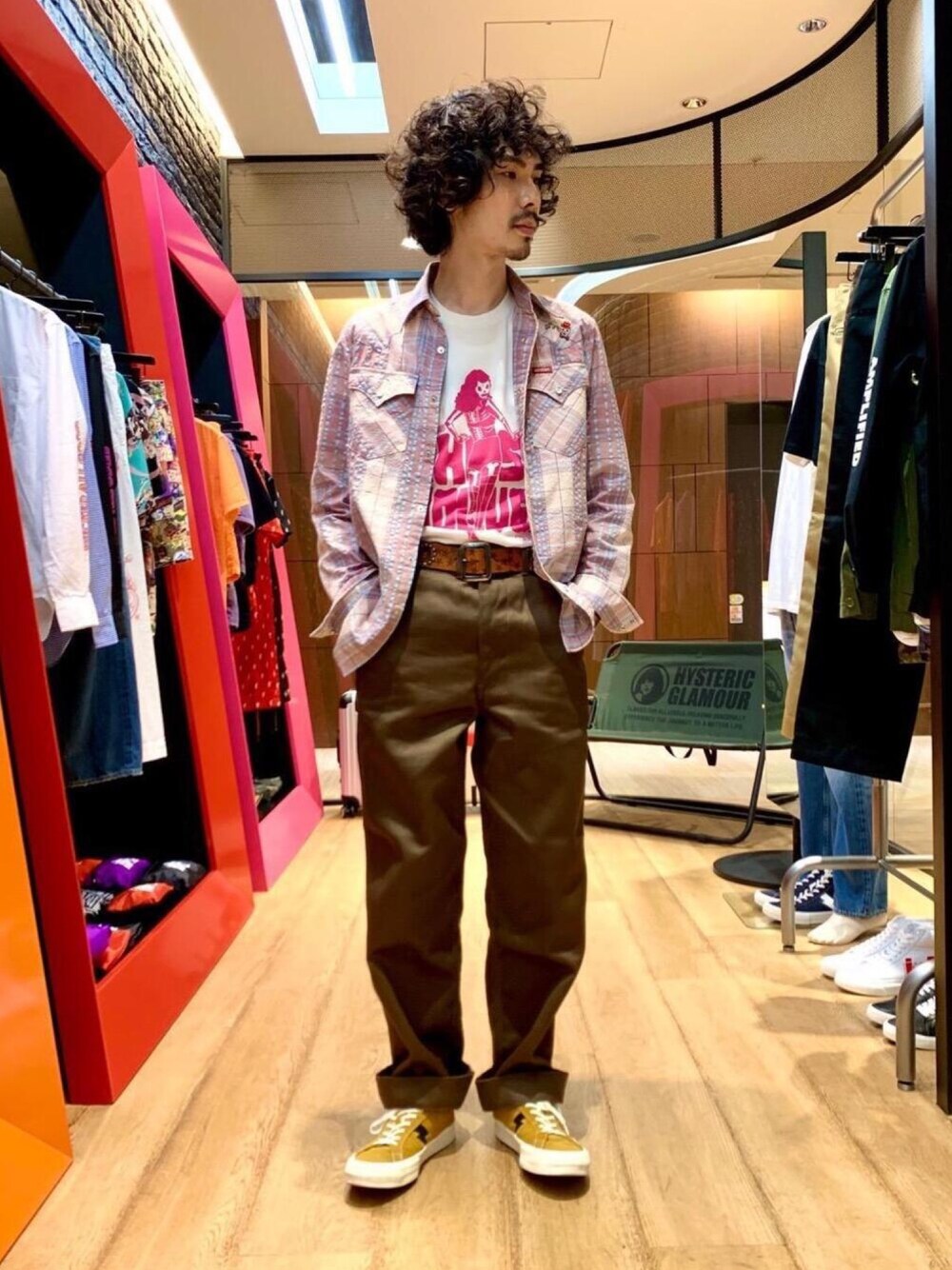 「チェックシャツ、チノパン、Tシャツ、Hysteric Glamour、シアサッカー、ヒステリックグラマー、スタッズベルト、秋コーデ、アメカジコーデ」｜「HYSTERIC GLAMOURのOLD STUD×HYSTERIC/CIRCLE GIRL STUDSベルト（ベルト、ブラウン系）」を使った、ikechanさん（メンズ・171cm）の秋コーディネートの1枚目の写真