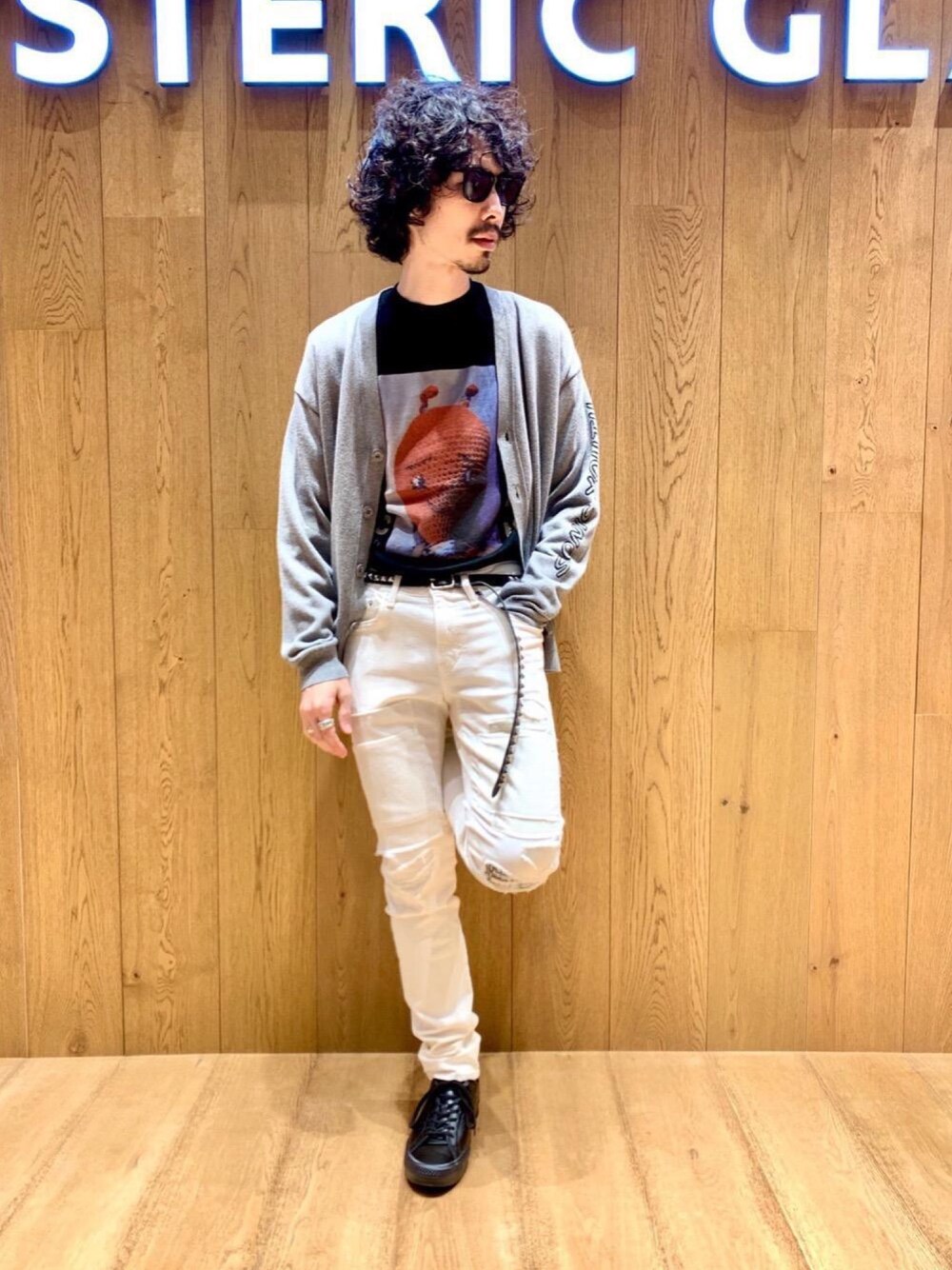 「カーディガン、スキニー、ロンT、Hysteric Glamour、ヒステリックグラマー、スタッズベルト、秋コーデ、ロックコーデ」｜「HYSTERIC GLAMOURのvoidoid（サングラス、ブラック系）」を使った、ikechanさん（メンズ・171cm）の秋コーディネートの1枚目の写真