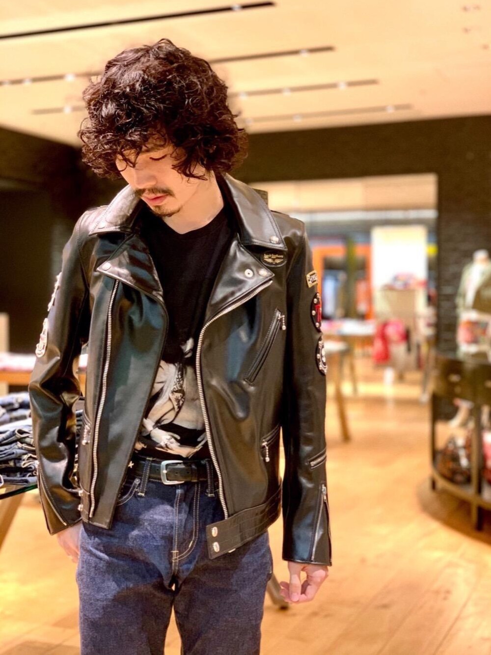「デニム、レザージャケット、Tシャツ、ライダースジャケット、Hysteric Glamour、ヒステリックグラマー、lewis leathers、秋コーデ、ロックコーデ、thee hysteric xxx」｜「HYSTERIC GLAMOURのSIMPLE STUDSベルト（ベルト、ブラック系）」を使った、ikechanさん（メンズ・171cm）の秋コーディネートの1枚目の写真
