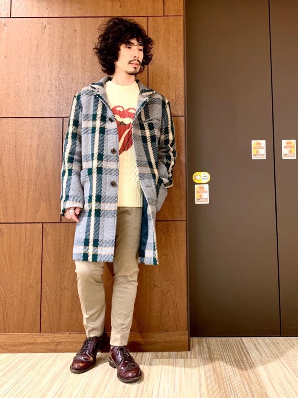 「スラックス、ケーブルニット、冬コーデ、Hysteric Glamour、チェック柄コート、ヒステリックグラマー、THE ROLLING STONES、フィッシャーマンセーター、ロックコーデ、thee hysteric xxx」｜「HYSTERIC GLAMOURのパイプドステムLポケットパンツ（スラックス、ブラウン系）」を使った、ikechanさん（メンズ・171cm）の秋コーディネートの1枚目の写真
