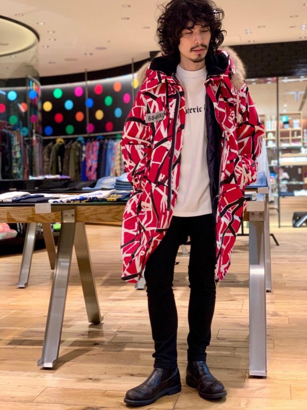 「モッズコート、冬コーデ、ロンT、Hysteric Glamour、黒スキニー、ヒステリックグラマー、ロックコーデ」｜「HYSTERIC GLAMOURのROCKY MOUNTAIN×HYSTERIC DOUBLE LINE フィッシュテールパーカ（ミリタリージャケット、レッド系）」を使った、ikechanさん（メンズ・171cm）の秋コーディネートの1枚目の写真