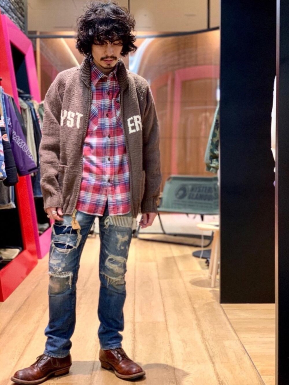 「デニム、チェックシャツ、ネルシャツ、冬コーデ、カウチン、Hysteric Glamour、カナディアンセーター、ヒステリックグラマー、アメカジコーデ、グランジコーデ」｜「HYSTERIC GLAMOURのRSM加工 デニムスリムストレートパンツ（デニムパンツ、ブルー系）」を使った、ikechanさん（メンズ・171cm）の秋コーディネートの1枚目の写真