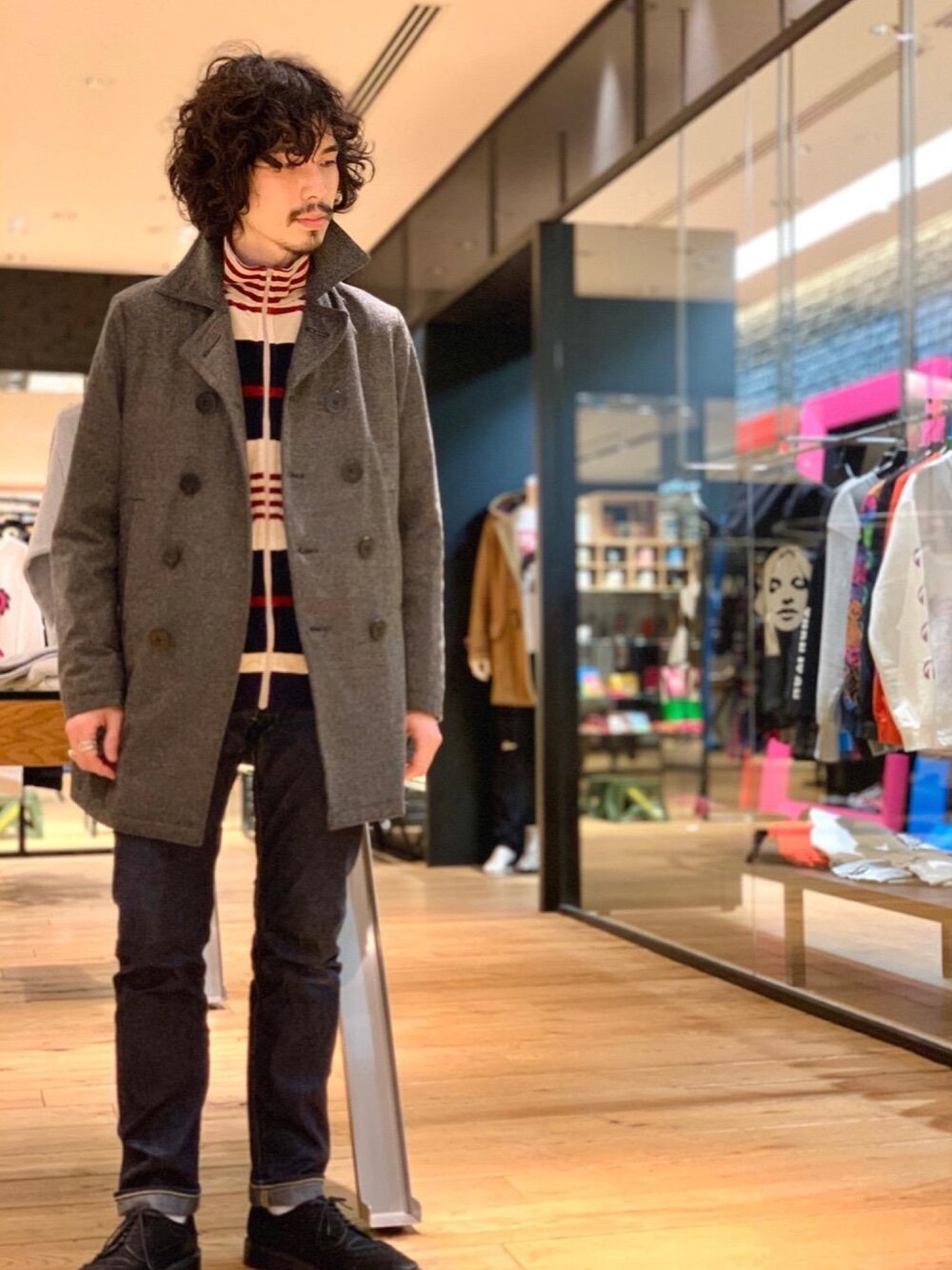 「コート、デニム、ボーダー、Pコート、冬コーデ、ジャージ、Hysteric Glamour、ベロア、ヒステリックグラマー」｜「HYSTERIC GLAMOURのデニムスリムストレートパンツ（デニムパンツ、ブルー系）」を使った、ikechanさん（メンズ・171cm）の秋コーディネートの1枚目の写真