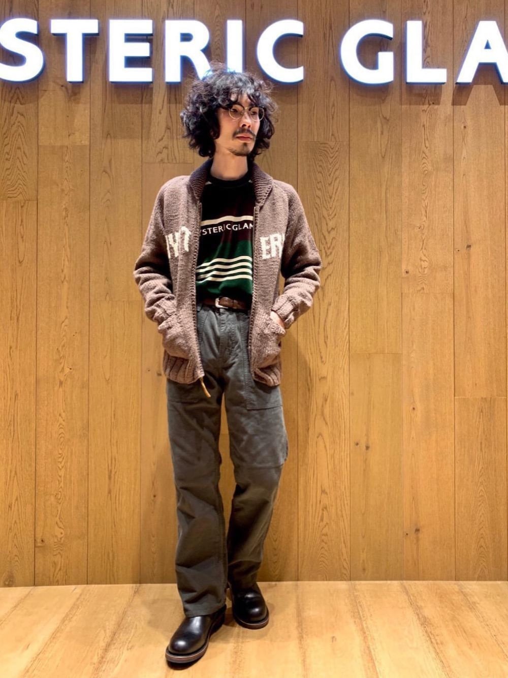 「ニット、ボーダー、冬コーデ、コーデュロイパンツ、カウチン、Hysteric Glamour、ベロア、ヒステリックグラマー、アメカジコーデ、Canadian sweater」｜「HYSTERIC GLAMOURのSIMPLE STUDSベルト（ベルト、ブラウン系）」を使った、ikechanさん（メンズ・171cm）の秋コーディネートの1枚目の写真