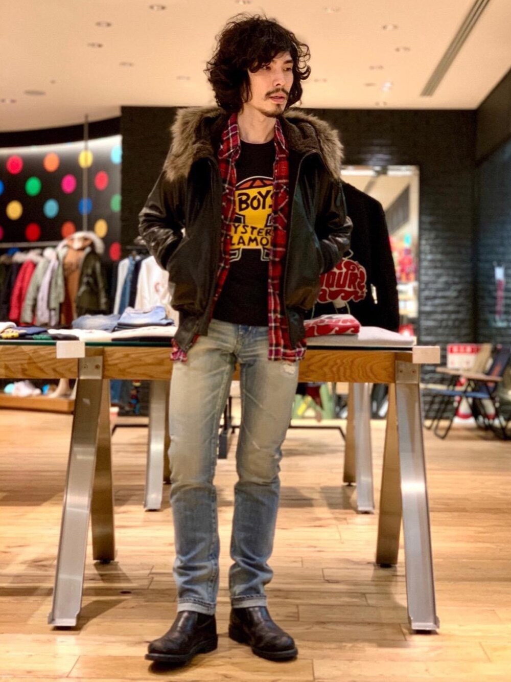 「デニム、N-2B、レザージャケット、チェックシャツ、冬コーデ、ロンT、Hysteric Glamour、ヒステリックグラマー、アメカジコーデ」｜「HYSTERIC GLAMOURのRW CLASH加工デニムスリムストレートパンツ（デニムパンツ、ブルー系）」を使った、ikechanさん（メンズ・171cm）の冬コーディネートの1枚目の写真