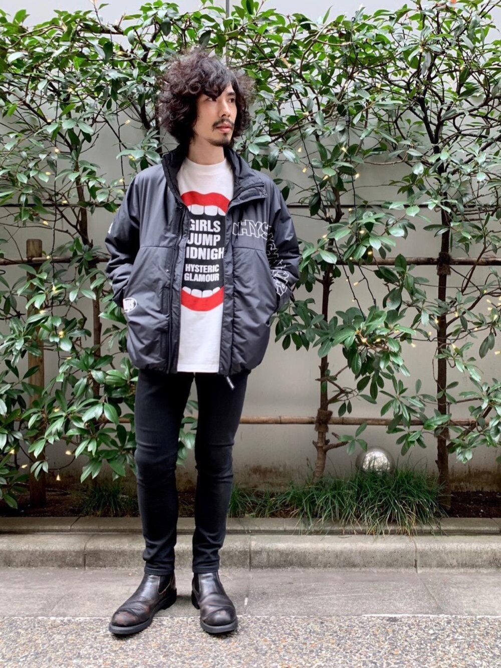 「冬コーデ、ロンT、Hysteric Glamour、プリマロフト、ナイロンブルゾン、黒スキニー、ヒステリックグラマー、ロックコーデ」｜「HYSTERIC GLAMOURのブラックデニムスリムパンツ（デニムパンツ、ブラック系）」を使った、ikechanさん（メンズ・171cm）の冬コーディネートの1枚目の写真