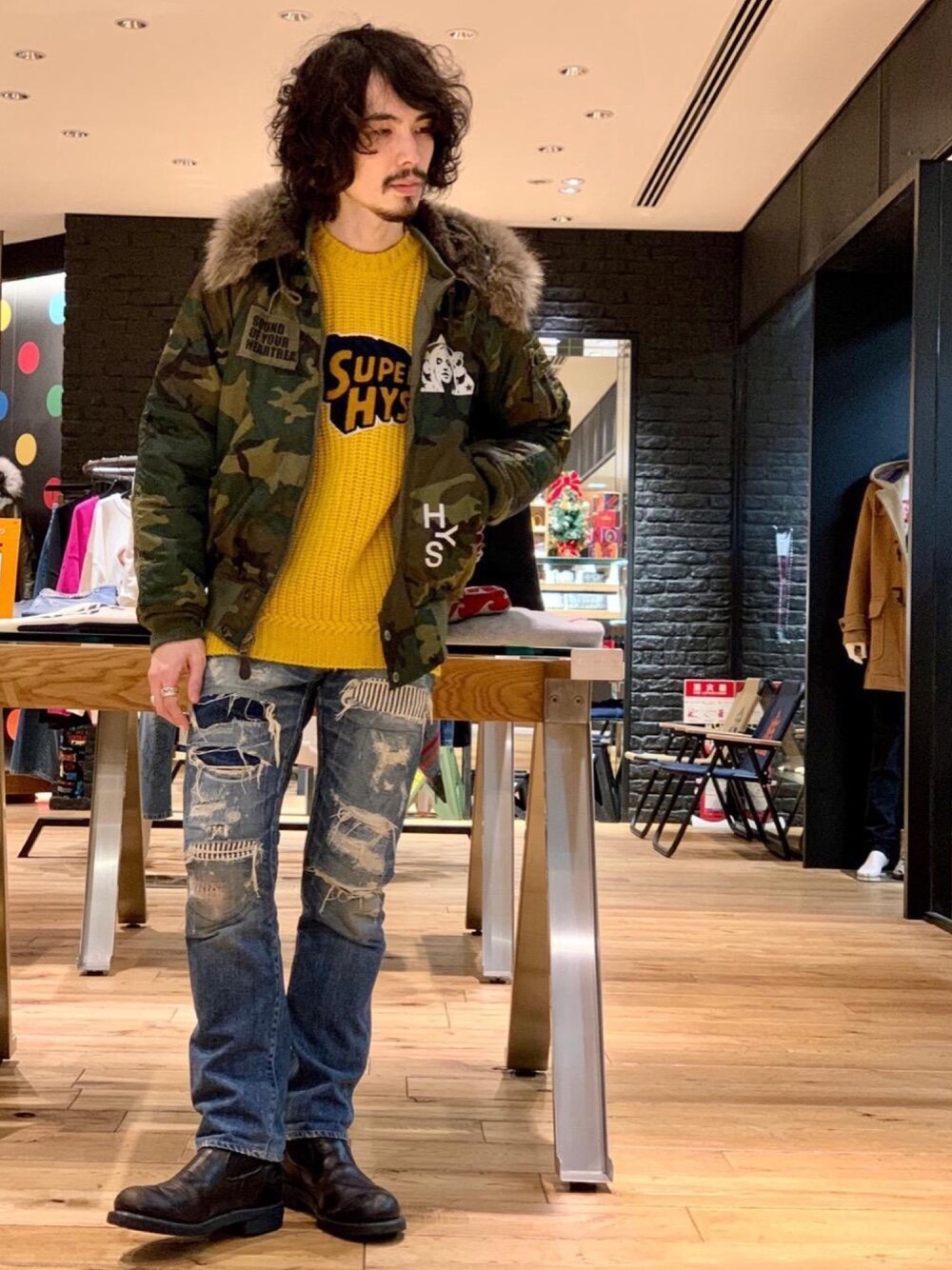 「ニット、デニム、N-2B、冬コーデ、Hysteric Glamour、ヒステリックグラマー、ミリタリーコーデ、アメカジコーデ」｜「HYSTERIC GLAMOURのRSM加工 デニムスリムストレートパンツ（デニムパンツ、ブルー系）」を使った、ikechanさん（メンズ・171cm）の冬コーディネートの1枚目の写真