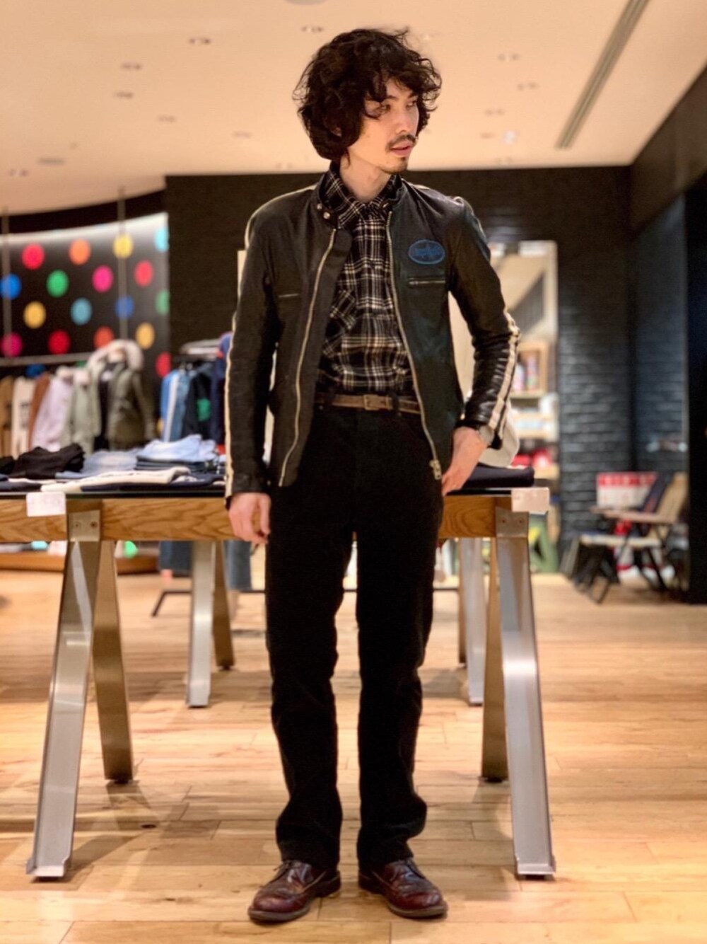 「レザージャケット、チェックシャツ、冬コーデ、コーデュロイパンツ、CPOシャツ、Hysteric Glamour、ヒステリックグラマー、レーシングジャケット、ロックコーデ」｜「HYSTERIC GLAMOURのCPOシャツ（シャツ/ブラウス、ブラック系）」を使った、ikechanさん（メンズ・171cm）の冬コーディネートの1枚目の写真