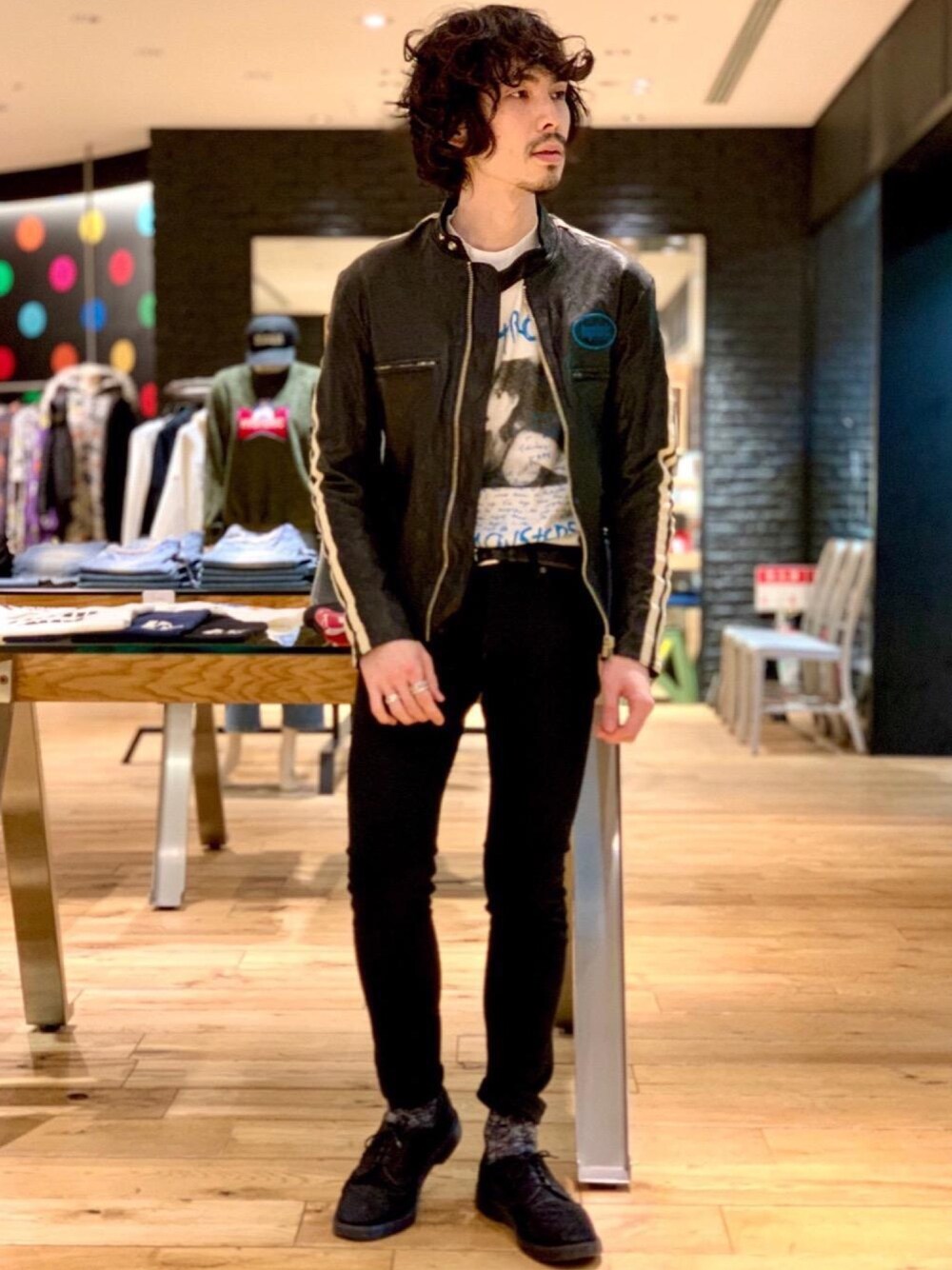 「レザージャケット、ロンT、Hysteric Glamour、モノトーンコーデ、スポーツジャケット、黒スキニー、ヒステリックグラマー、ロックコーデ」｜「HYSTERIC GLAMOURのDESTROY ALL MONSTERS/DIARY 1 Tシャツ（Tシャツ/カットソー、ホワイト系）」を使った、ikechanさん（メンズ・171cm）の冬コーディネートの1枚目の写真