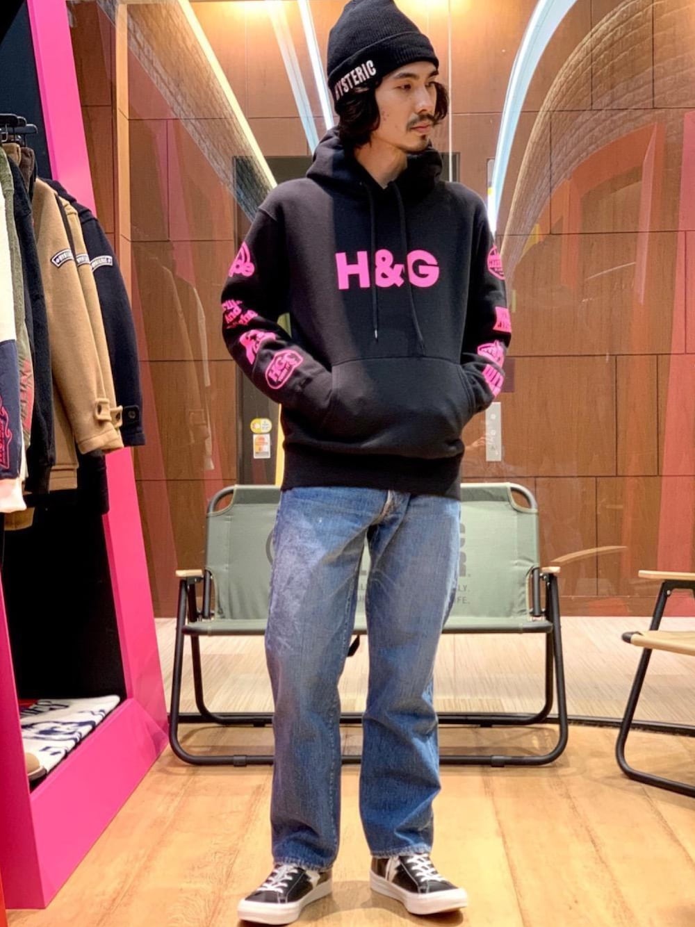 「スニーカー、デニム、ビッグシルエット、パーカー、ニットキャップ、Hysteric Glamour、春コーデ、カジュアルコーデ、ヒステリックグラマー、ストリートコーデ」｜「HYSTERIC GLAMOURのCLASSIC ハイカットスニーカー（スニーカー、ブラック系）」を使った、ikechanさん（メンズ・171cm）の冬コーディネートの1枚目の写真