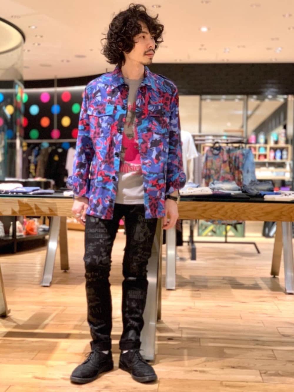 「迷彩、Hysteric Glamour、カジュアルコーデ、黒スキニー、ヒステリックグラマー、サファリシャツ、ミリタリーコーデ、ロックコーデ、tシャツ」｜「HYSTERIC GLAMOURのSIX STARS刺繍 サファリジャケット（ミリタリージャケット、ブルー系）」を使った、ikechanさん（メンズ・171cm）の春コーディネートの1枚目の写真