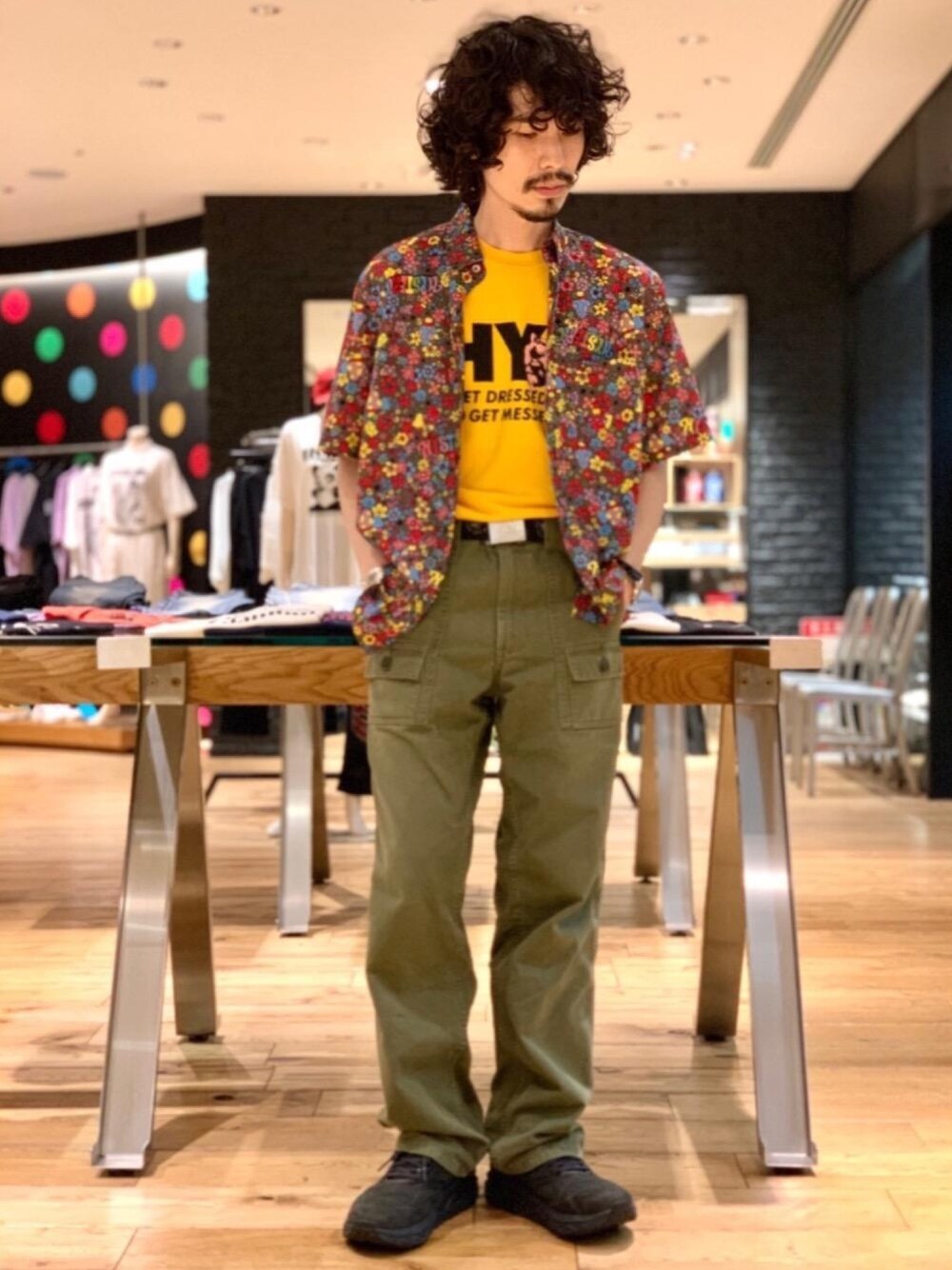 「大人カジュアル、ボタンダウンシャツ、花柄シャツ、夏コーデ、ブッシュパンツ、半袖シャツ、ヒステリックグラマー、70'sコーデ、tシャツ、HYSTERIC GLAMOUR」｜「HYSTERIC GLAMOURのMAGICAL LAND柄 ボタンダウンシャツ（シャツ/ブラウス、グレー系）」を使った、ikechanさん（メンズ・171cm）の春コーディネートの1枚目の写真