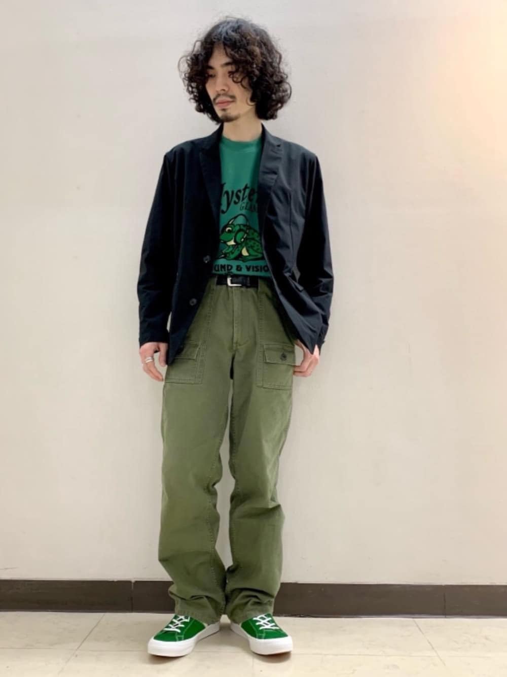 「スニーカー、テーラードジャケット、ブッシュパンツ、ヒステリックグラマー、秋コーデ、ジャケットコーデ、ロンt、たっくいん、hysteric glamour」｜「HYSTERIC GLAMOURのCLASSIC ハイカットスニーカー（スニーカー、グリーン系）」を使った、ikechanさん（メンズ・171cm）の秋コーディネートの1枚目の写真