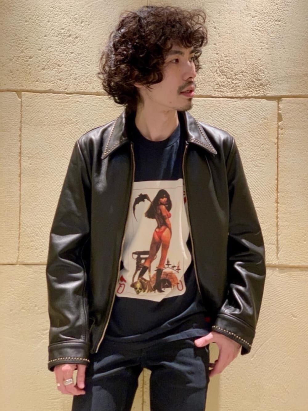 「ブーツ、レザージャケット、スタッズ、オールブラック、黒スキニー、ヒステリックグラマー、秋コーデ、ロックコーデ、hysteric glamour、Ｔシャツ」｜「HYSTERIC GLAMOURのサイドゴア ウェスタンブーツ（ブーツ、ブラック系）」を使った、ikechanさん（メンズ・171cm）の秋コーディネートの1枚目の写真