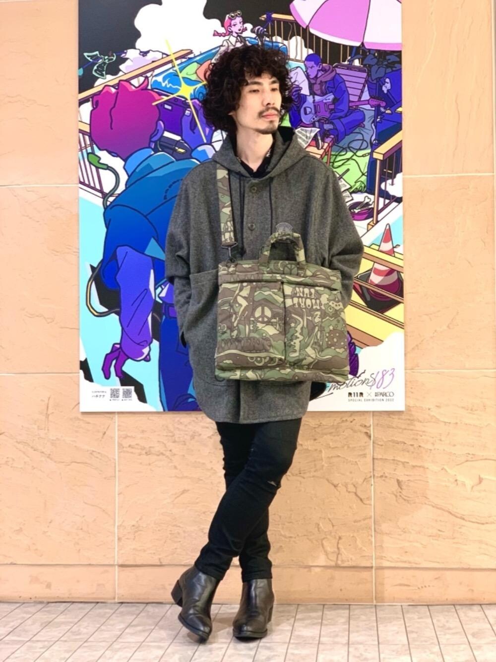 ブラック系のブーツ、ブラック系のデニムパンツ、その他のトートバッグを着用したメンズの秋コーディネートの1枚目の写真