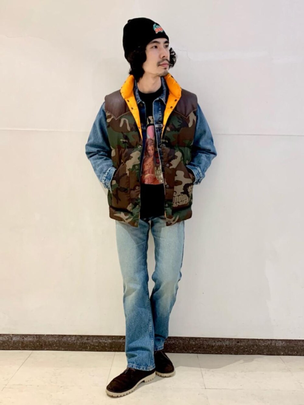 「ダウンベスト、ニットキャップ、冬コーデ、PLAYBOY、ヒステリックグラマー、Rocky Mountain、ブーツカット、gジャン、hysteric glamour、🦊スウェット」｜「HYSTERIC GLAMOURのデニムジャケット（デニムジャケット、ブルー系）」を使った、ikechanさん（メンズ・171cm）の冬コーディネートの1枚目の写真