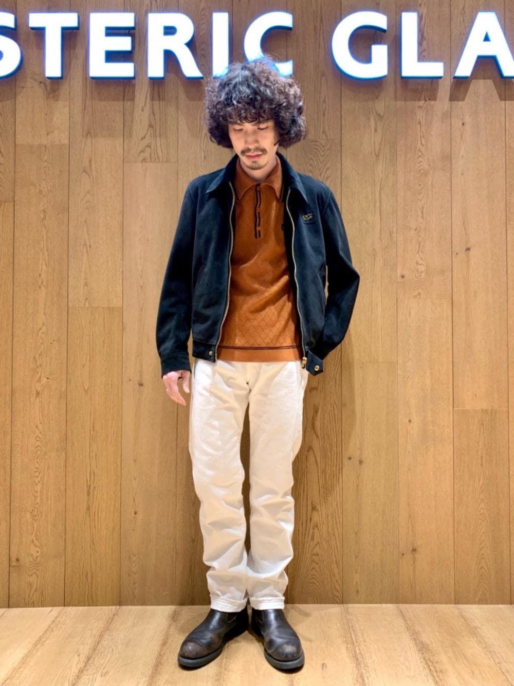 「レザージャケット、モッズ、白パン、ポロシャツ、ヒステリックグラマー、ニットポロシャツ、thee hysteric xxx、春こーで、hysteric glamour、Lewis Leathers」｜「HYSTERIC GLAMOURの50’S XXホワイトデニムストレートパンツ（デニムパンツ、ホワイト系）」を使った、ikechanさん（メンズ・171cm）の春コーディネートの1枚目の写真