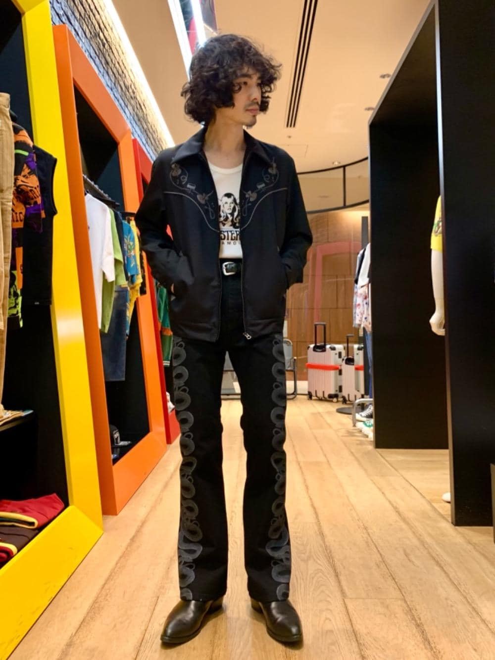 「ロック、タンクトップ、フレアパンツ、ヒステリックグラマー、thee hysteric xxx、ウエスタンジャケット、hysteric glamour、夏コーデ、ﾌﾞｰﾂ、モノトーンこーで」｜「HYSTERIC GLAMOURのSIMPLE STUDSベルト（ベルト、ブラック系）」を使った、ikechanさん（メンズ・171cm）の春コーディネートの1枚目の写真