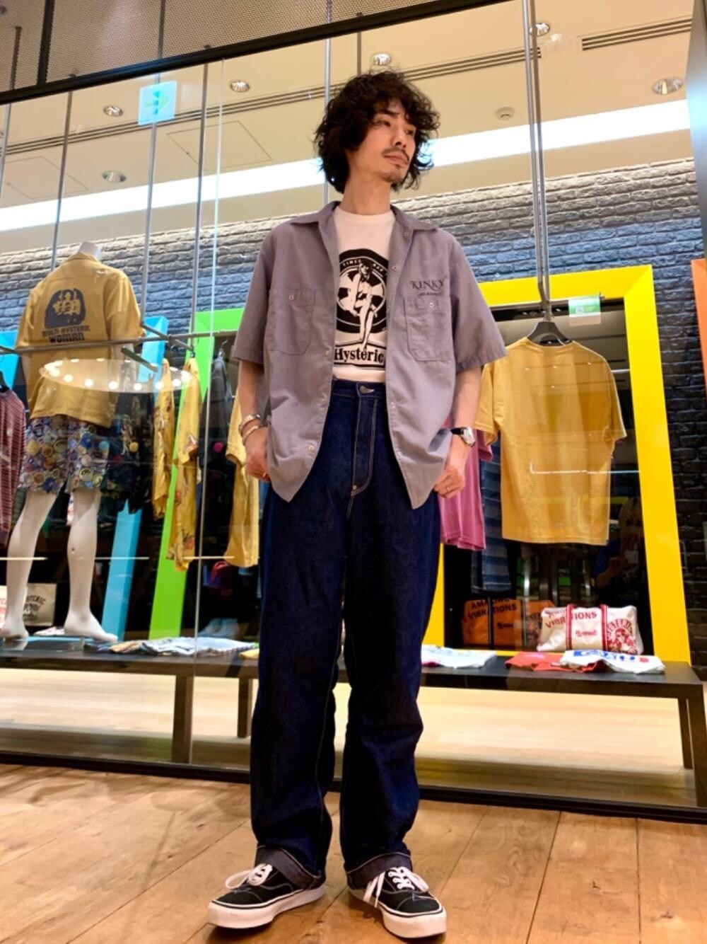 「シャンブレー、ヒステリックグラマー、エンジニアシャツ、でにむ、hysteric glamour、夏コーデ、Ｔシャツ、あめかじ」｜「HYSTERIC GLAMOURのGOOD TIMES BAD TIMES Tシャツ（Tシャツ/カットソー、ホワイト系）」を使った、ikechanさん（メンズ・171cm）の夏コーディネートの1枚目の写真