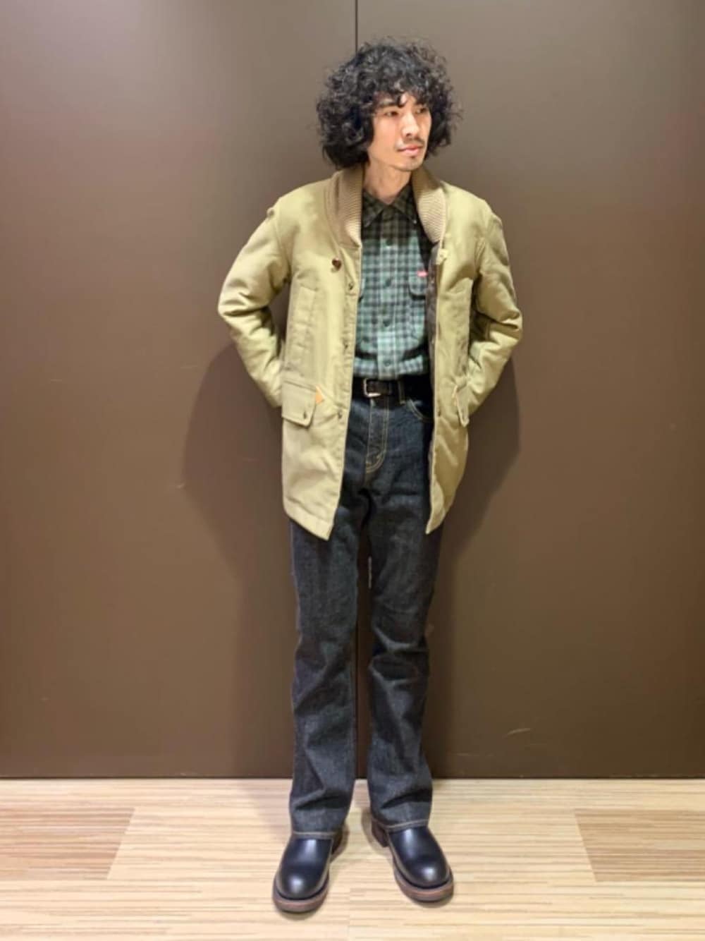 「チェックシャツ、ショールカラー、冬コーデ、ドンキーコート、ブラックデニム、フレアパンツ、ヒステリックグラマー、でにむ、hysteric glamour、ブーツ　」｜「HYSTERIC GLAMOURのSIMPLE STUDSベルト（ベルト、ブラック系）」を使った、ikechanさん（メンズ・171cm）の冬コーディネートの1枚目の写真