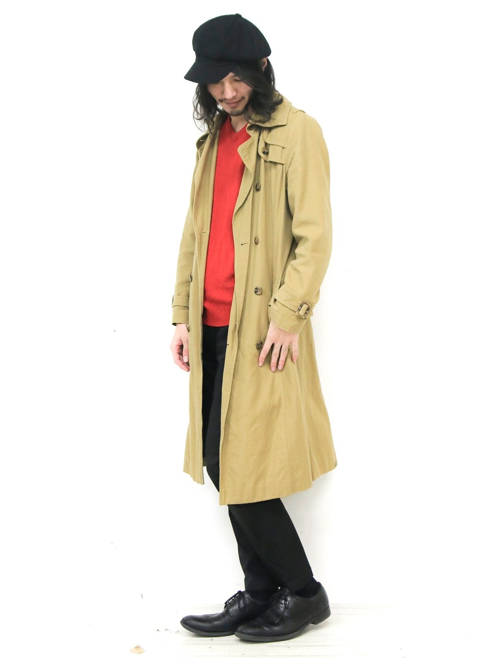 「トレンチコート、ベージュ、きれいめコーディネート、キャスケット、冬コーデ、キレイめ、冬、赤ニット、Maison Martin Margiela、improves」｜「improvesのキャスケット（キャスケット、ブラック系）」を使った、Ta2yaさん（メンズ・183cm）の冬コーディネートの1枚目の写真