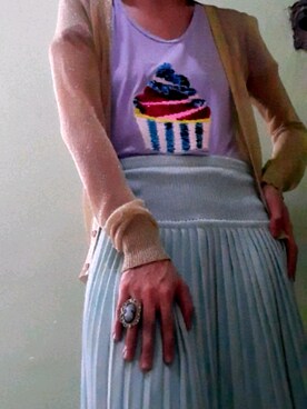 「piaのアイテム（カーディガン/ボレロ、ゴールド系）」を使った、Pia Soturnaさん（レディース）の春コーディネート