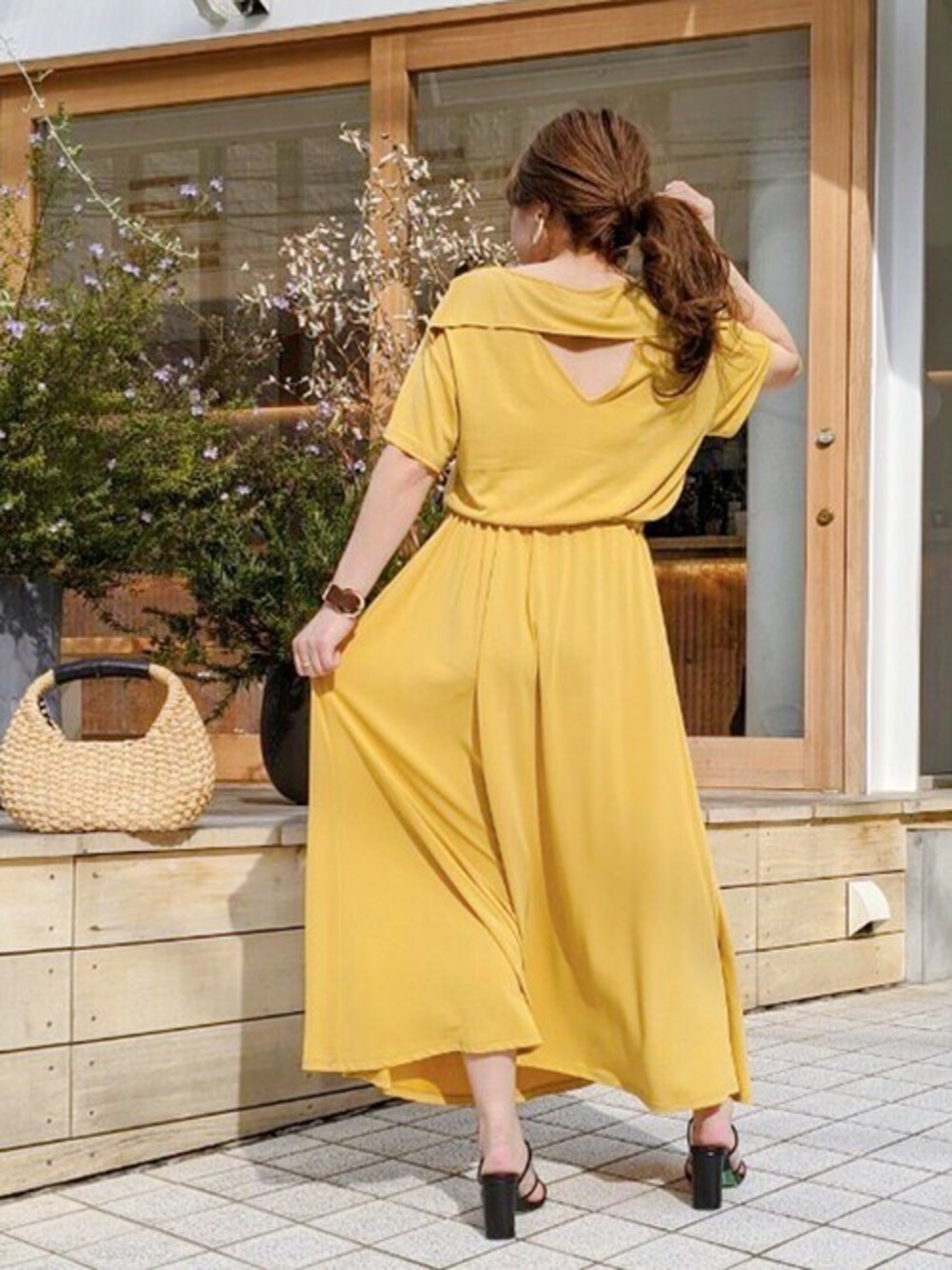 イエロー系のワンピースを着用したレディースの夏コーディネートの1枚目の写真