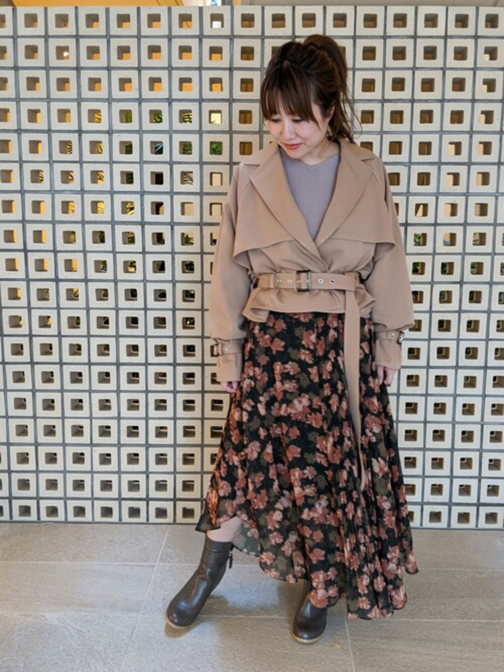 「トレンチコート、ショートトレンチ、ショートブーツ、ロングスカート、プリーツスカート、花柄スカート、ドロシーズ(DRWCYS)、DRWCYS、秋コーデ」｜「DRWCYSのボタンレスショートトレンチコート（トレンチコート、ベージュ系）」を使った、MIDORIさん（レディース・155cm）の夏コーディネートの1枚目の写真