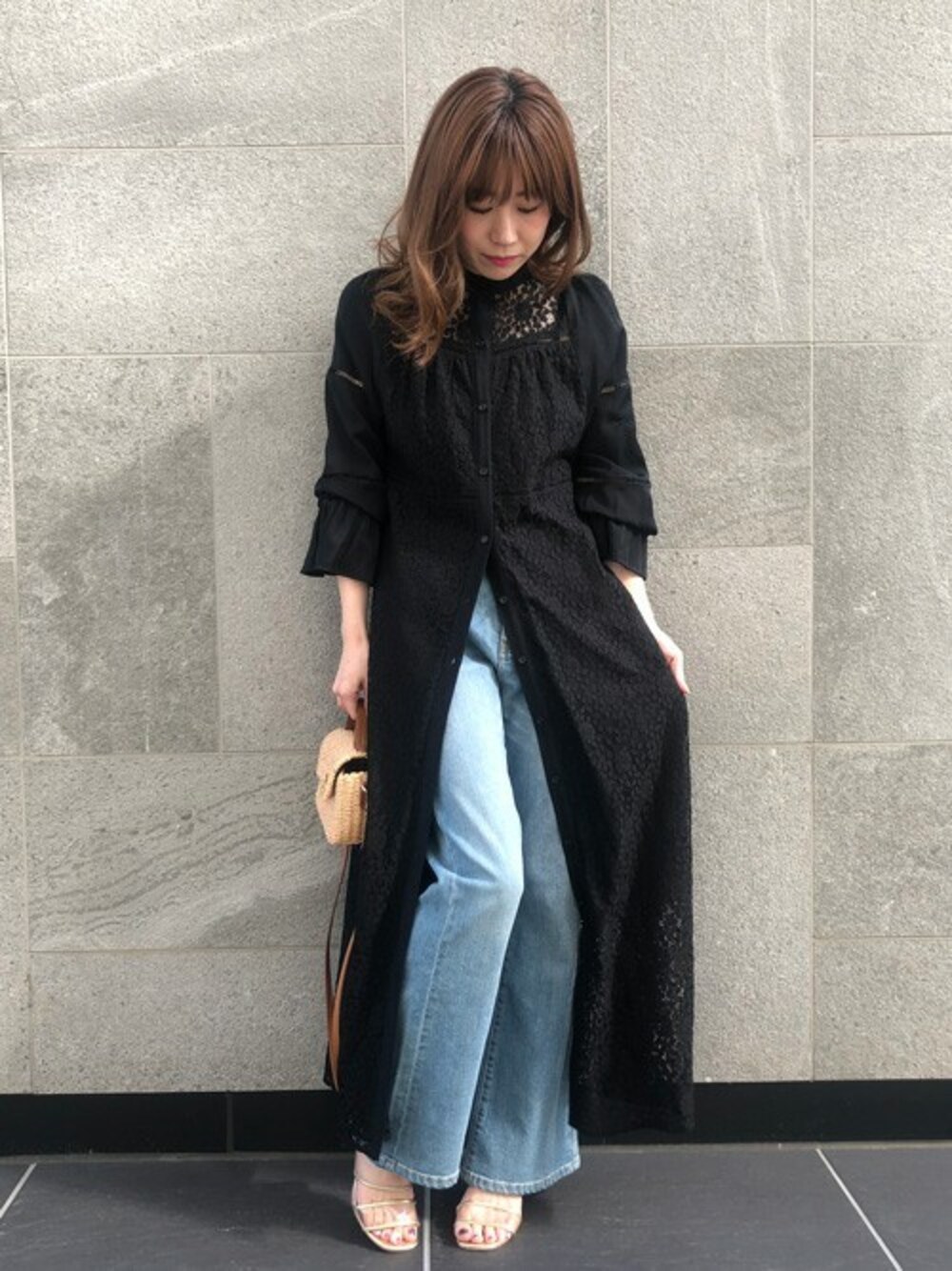 「レイヤードスタイル、デニムパンツ、シャツワンピ、春コーデ、レースワンピース、ドロシーズ(DRWCYS)、カゴバック、シアー、DRWCYS」｜「DRWCYSの2wayレースガウンワンピース（ワンピース、ブラック系）」を使った、MIDORIさん（レディース・155cm）の春コーディネートの1枚目の写真