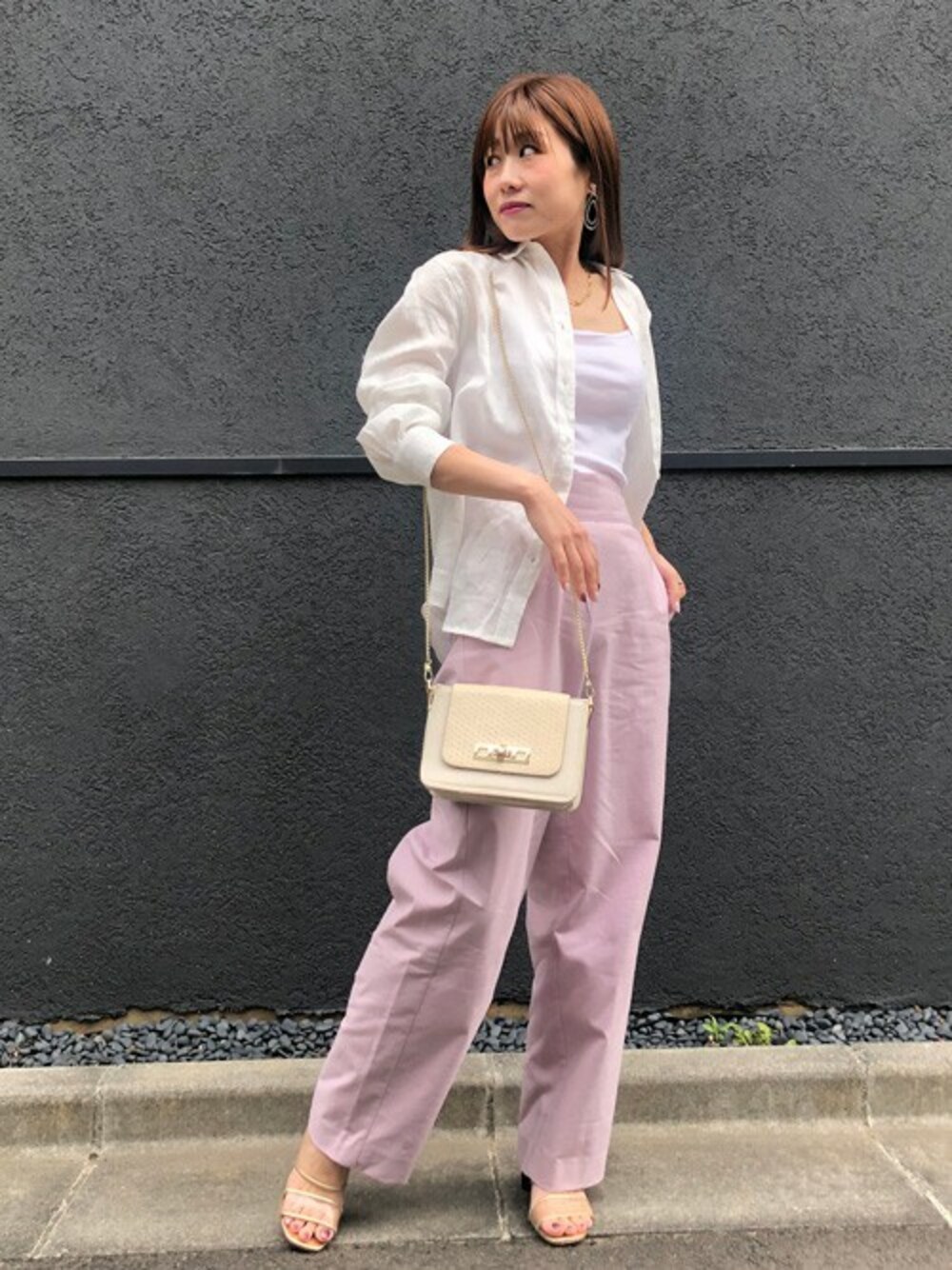 「白シャツ、ワイドパンツ、パンツスタイル、ストレートパンツ、ドロシーズ(DRWCYS)、リネンシャツ、DRWCYS、ピンク×白、くすみピンク」｜「DRWCYSのカラーリネンシャツ（シャツ/ブラウス、ホワイト系）」を使った、MIDORIさん（レディース・155cm）の春コーディネートの1枚目の写真