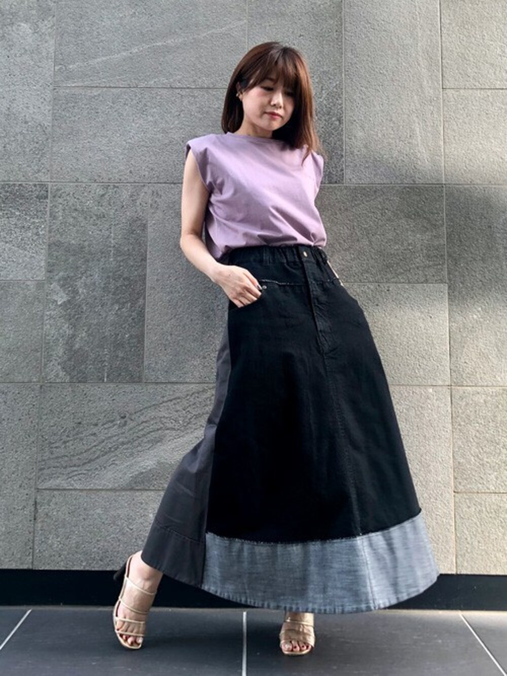 「デニム、ロゴT、カジュアル、Tシャツ、デニムスカート、夏コーデ、ドロシーズ(DRWCYS)、DRWCYS、Tシャツ×デニム」｜「DRWCYSのショルダーパッドTシャツ（Tシャツ/カットソー、パープル系）」を使った、MIDORIさん（レディース・155cm）の夏コーディネートの1枚目の写真