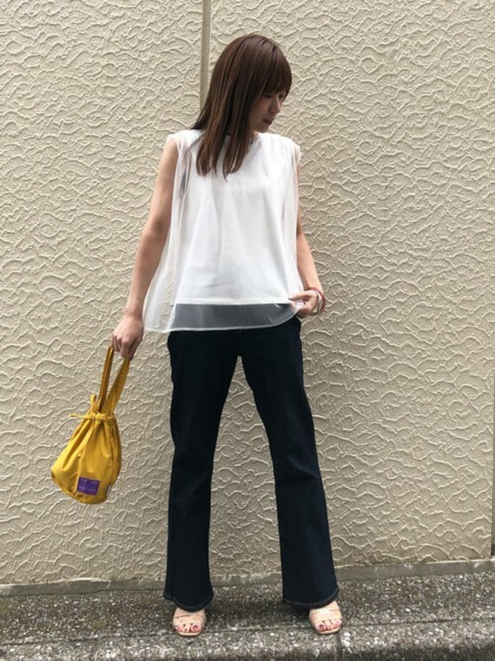 「Tシャツ、デニムパンツ、巾着バッグ、シンプルコーデ、夏コーデ、ドロシーズ(DRWCYS)、白Tシャツ、DRWCYS、クリアサンダル」｜「DRWCYSのチュールレイヤードトップス（Tシャツ/カットソー、ホワイト系）」を使った、MIDORIさん（レディース・155cm）の夏コーディネートの1枚目の写真
