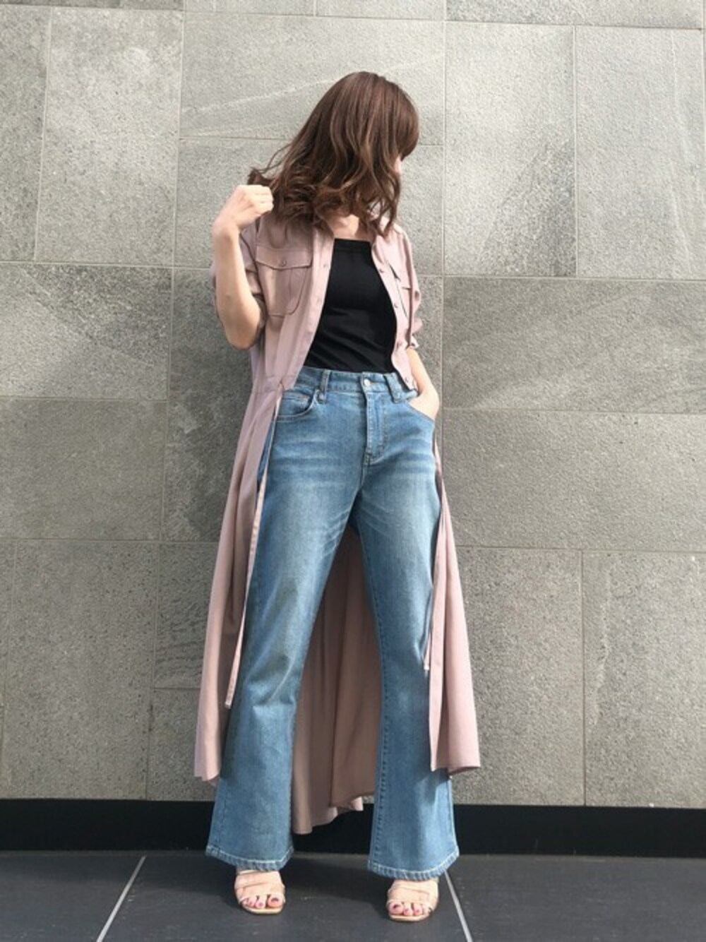「ロングシャツ、レイヤードスタイル、大人カジュアル、休日スタイル、デニムパンツ、夏コーデ、ドロシーズ(DRWCYS)、カジュアルコーデ、DRWCYS」｜「DRWCYSのフレアヘムチュニックシャツ（シャツ/ブラウス、ブラウン系）」を使った、MIDORIさん（レディース・155cm）の夏コーディネートの1枚目の写真