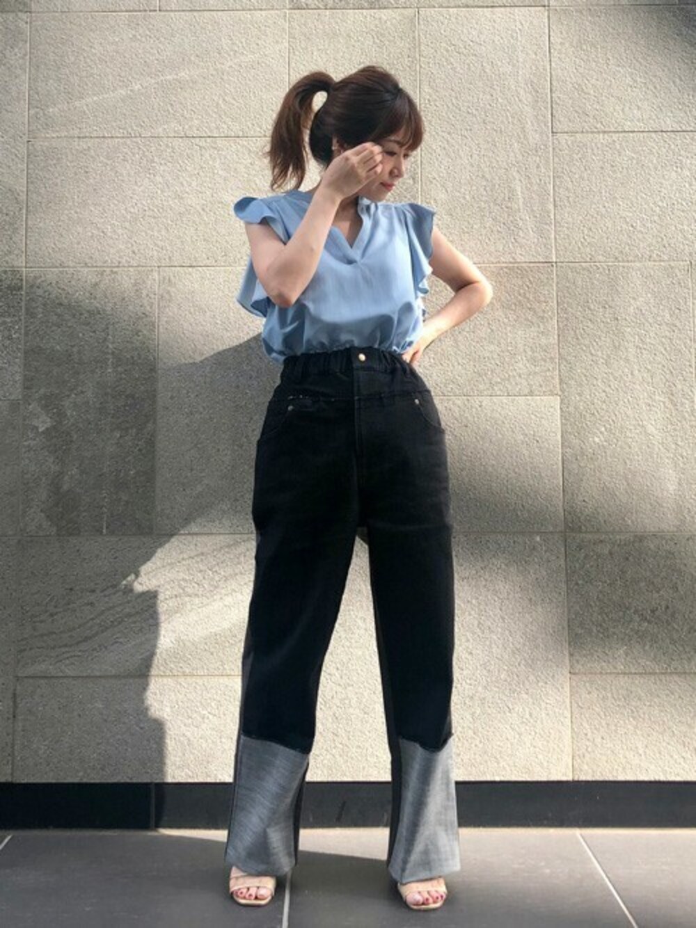 「デニムパンツ、夏コーデ、ドロシーズ(DRWCYS)、DRWCYS、フリルトップス、フリルブラウス、ストレートデニム、ワイドデニム」｜「DRWCYSのラッフルスリーブブラウス（シャツ/ブラウス、ブルー系）」を使った、MIDORIさん（レディース・155cm）の夏コーディネートの1枚目の写真