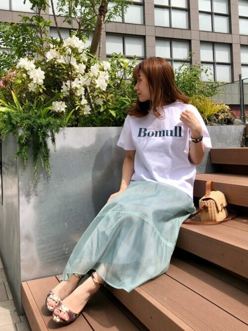 「ロゴT、Tシャツ、休日スタイル、かごバッグ、ミニバッグ、夏コーデ、ドロシーズ(DRWCYS)、シアー、白Tシャツ、DRWCYS」｜「DRWCYSのBomullプリントTシャツ（Tシャツ/カットソー、ホワイト系）」を使った、MIDORIさん（レディース・155cm）の夏コーディネートの1枚目の写真