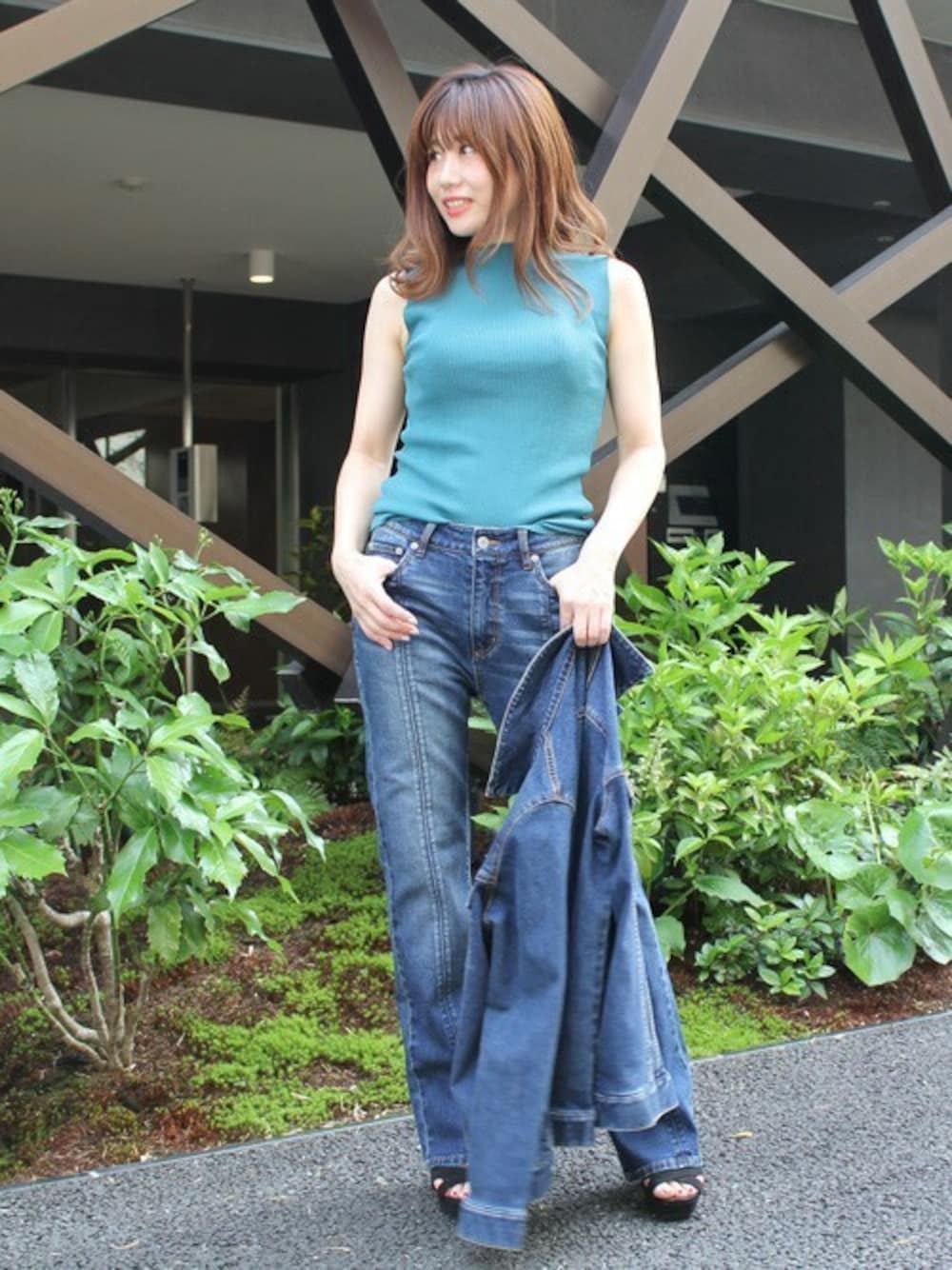 「デニムジャケット、Gジャン、デニムパンツ、ノースリーブ、ドロシーズ(DRWCYS)、デニムコーデ、DRWCYS、秋コーデ、ノースリーブニット」｜「DRWCYSのライトリブノースリーブニット（ニット/セーター、グリーン系）」を使った、MIDORIさん（レディース・155cm）の夏コーディネートの1枚目の写真