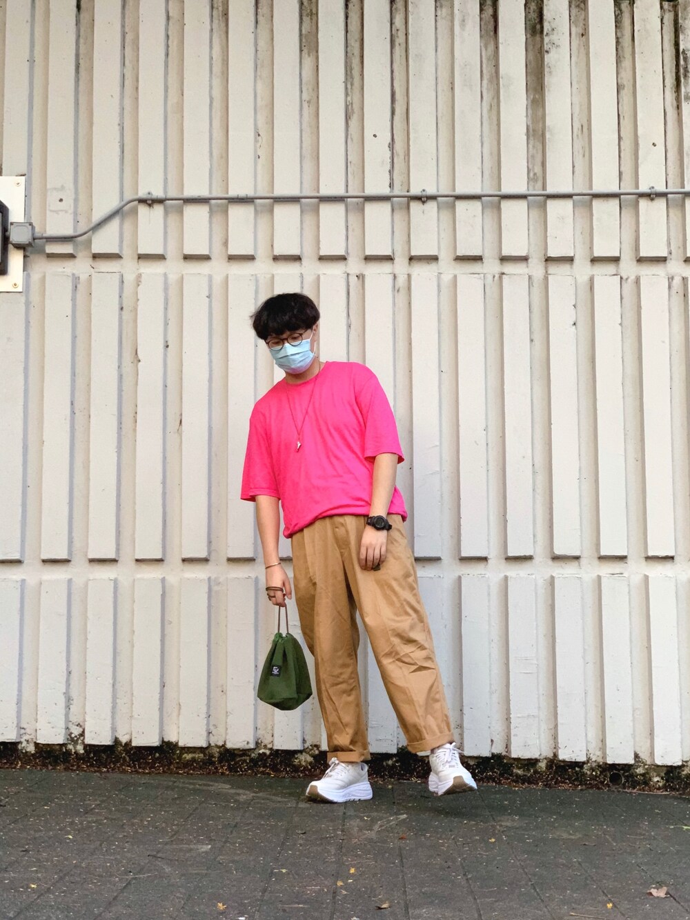 ピンク系のTシャツ/カットソー、ベージュ系のシューズ、グリーン系のバッグを着用したメンズの秋コーディネートの1枚目の写真