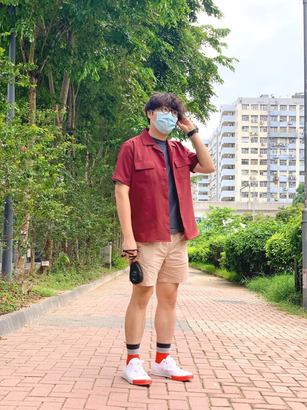 レッド系のシャツ/ブラウス、ホワイト系のスニーカー、ホワイト系のスニーカーを着用したメンズの秋コーディネートの1枚目の写真