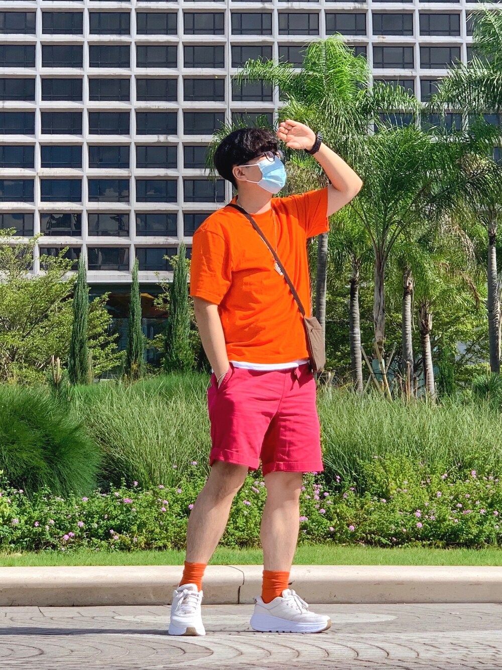 ベージュ系のシューズ、ベージュ系のスニーカー、ピンク系のカーゴパンツを着用したメンズの秋コーディネートの1枚目の写真