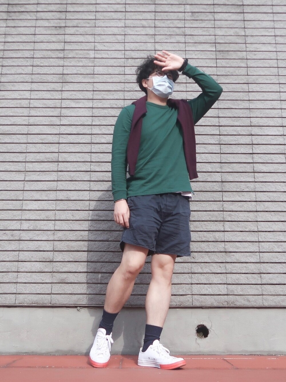 グリーン系のTシャツ/カットソー、ブルー系のカーゴパンツ、ホワイト系のシューズを着用したメンズの春コーディネートの1枚目の写真