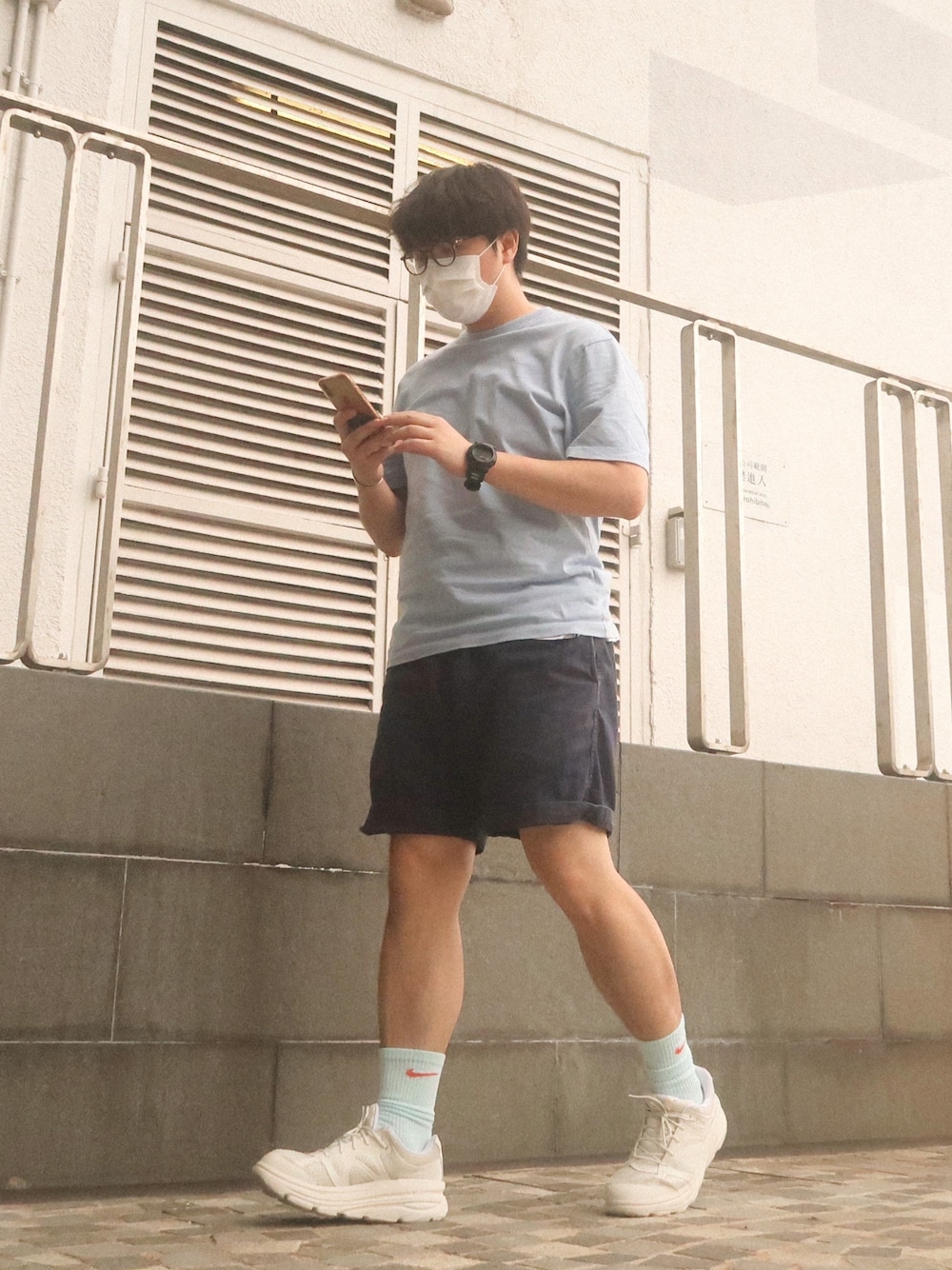 ブルー系のカーゴパンツ、ブルー系のTシャツ/カットソー、ホワイト系のスニーカーを着用したメンズの夏コーディネートの1枚目の写真