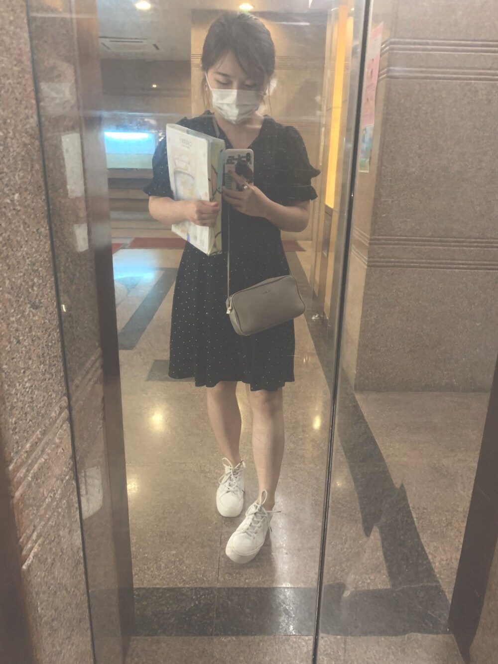 「FURLAのFurla - クロスボディバッグ - women - レザー - ワンサイズ（ショルダーバッグ、グレー系）」を使った、ねこさん（レディース・149cm）の春コーディネートの1枚目の写真