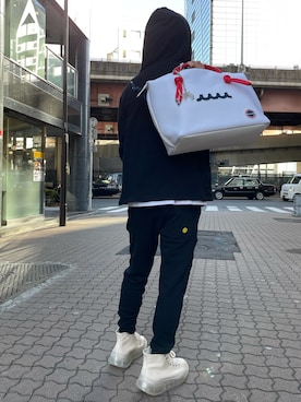 「muta（ムータ）のアイテム（バッグ）」を使った、yoshiaki matsufujiさん（メンズ・165cm）の冬コーディネート