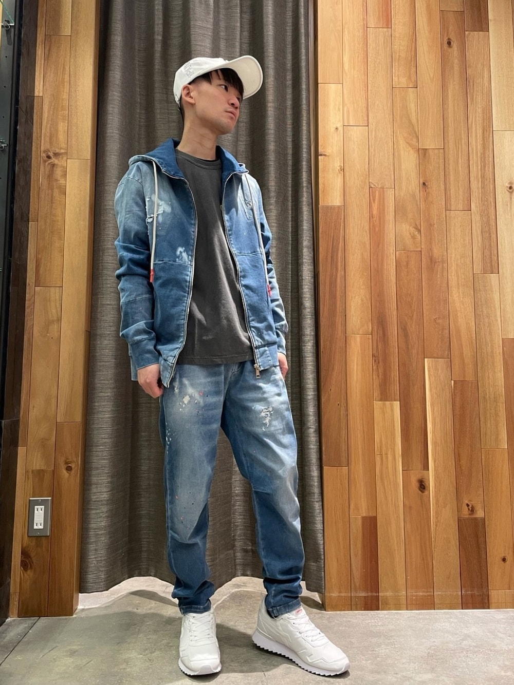 「ROYAL FLASH、ROYAL FLASH ueno、1piu1uguale3 relax、STUD MUFFIN、P.M.D.S.、W6YZ」｜「1piu1uguale3 RELAXの【別注】1PIU1UGUALE3 RELAX/ウノピゥウノウグァーレトレ リラックス/ロゴラインストーンキャップ（キャップ、ホワイト系）」を使った、yoshiaki matsufujiさん（メンズ・165cm）の春コーディネートの1枚目の写真