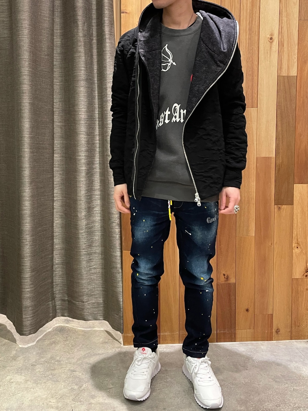 「ROYAL FLASH、ROYAL FLASH ueno、ARMURE、STUD MUFFIN、e-JEANS、W6YZ」｜「ARMUREのARMURE/アルミュール/コンビネーションパーカー（パーカー、ブラック系）」を使った、yoshiaki matsufujiさん（メンズ・165cm）の春コーディネートの1枚目の写真