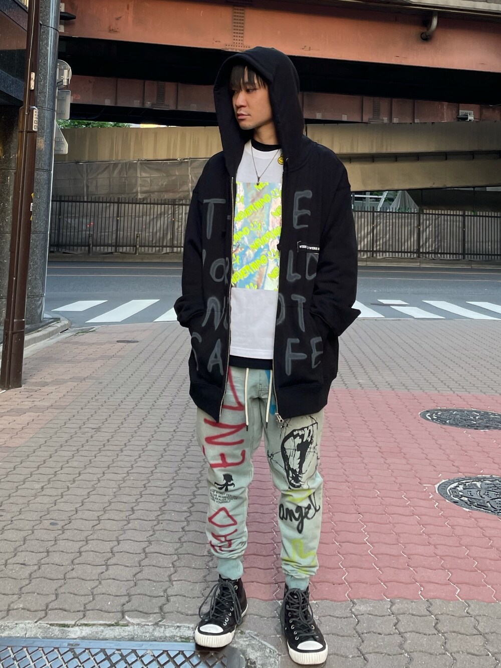 「ROYAL FLASH、ROYAL FLASH ueno、GUERNIKA、BACKLASH THE COVERS」｜「guernikaのアイテム（パーカー、ブラック系）」を使った、yoshiaki matsufujiさん（メンズ・165cm）の春コーディネートの1枚目の写真
