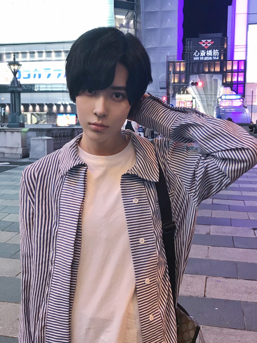 「夏コーデ、シンプル、osaka」｜「GUCCIのアイテム（ショルダーバッグ、ベージュ系）」を使った、Echo さん（メンズ・176cm）の夏コーディネートの1枚目の写真